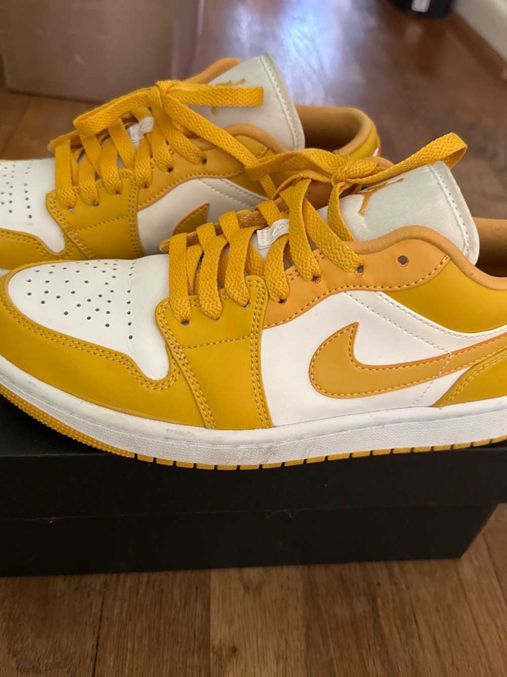 Nike Low-Top Sneakers - White & Yellow